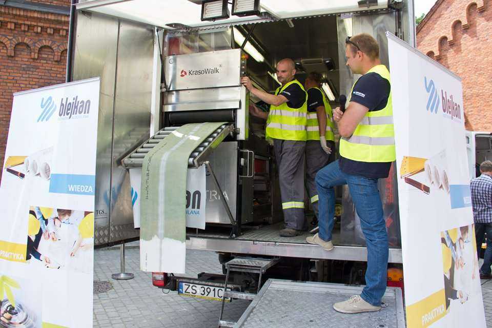 Pokaz firmy BLEJKAN S.A. Proces nasączania rękawa na placu budowy / fot. <a href='http://www.quality-studio.com' target='_blank'>Quality Studio</a> dla www.inzynieria.com