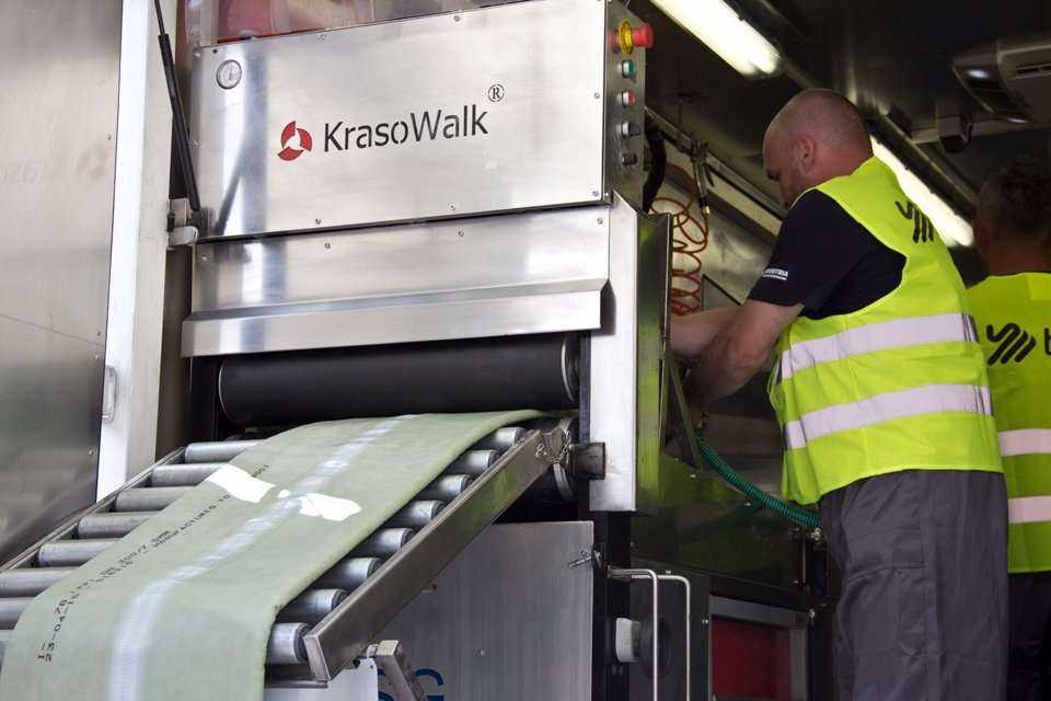 Pokaz firmy BLEJKAN S.A. Proces nasączania rękawa na placu budowy / fot. <a href='http://www.quality-studio.com' target='_blank'>Quality Studio</a> dla www.inzynieria.com