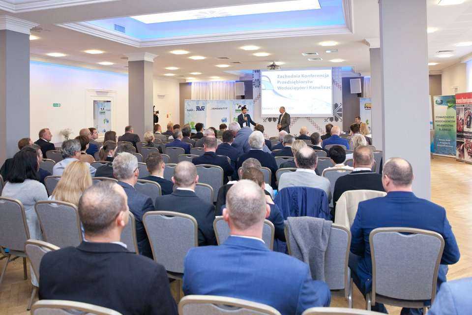 Rozpoczęcie konferencji - Hubert Klikowicz - AVK Armadan oraz Andrzej Malinowski – Dąbrowskie Wodociągi / fot. <a href='http://www.quality-studio.com' target='_blank'>Quality Studio</a> dla www.inzynieria.com