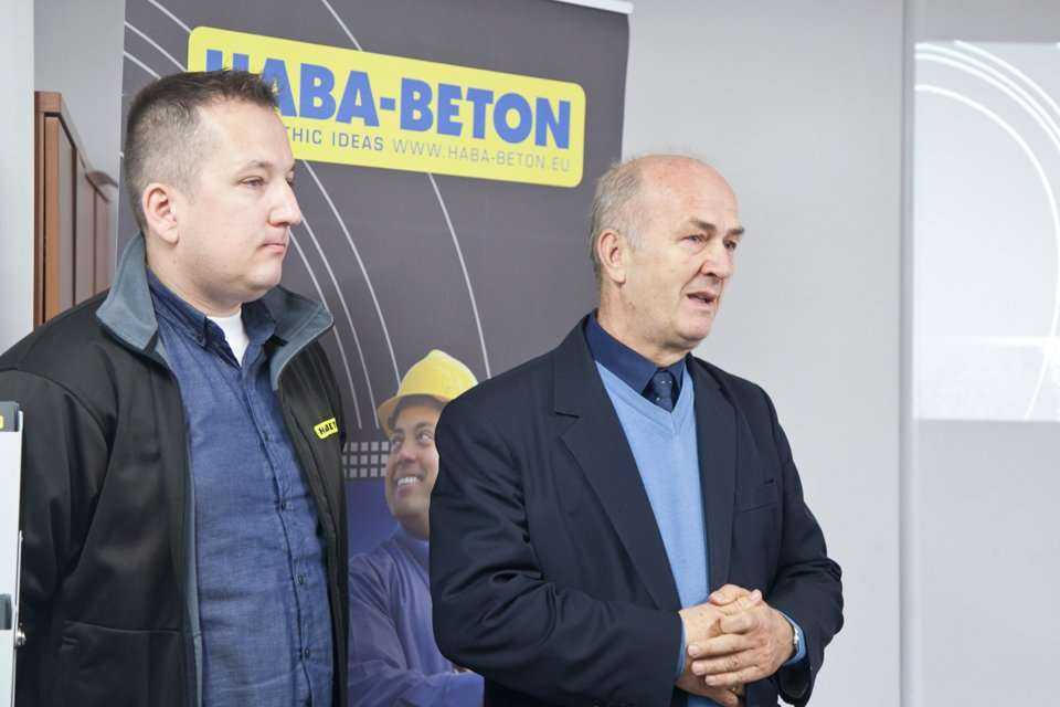 Pokaz odcinka kanalizacji zbudowanego z rur żelbetowych z okładziną PEHD o profilu jajowym – największych z oferty HABA-Beton. Na zdjęciu (z lewej) Tomasz Poloczek/HABA-Beton. Fot. <a href='http://www.quality-studio.com' target='_blank'>Quality Studio</a>