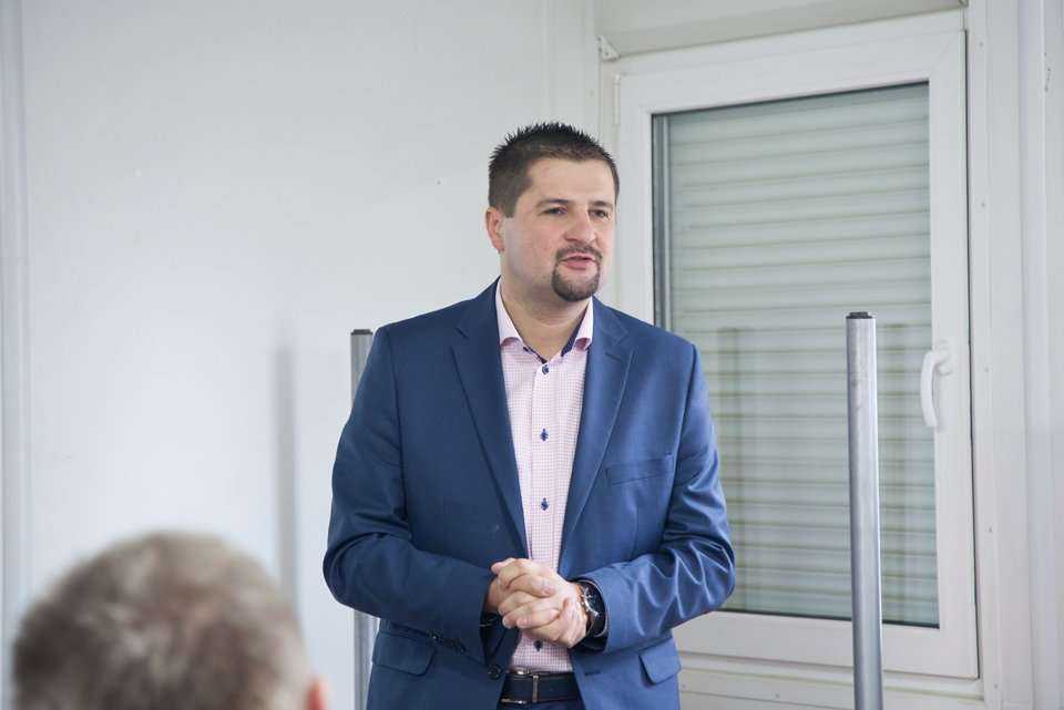 Pokaz odcinka kanalizacji zbudowanego z rur żelbetowych z okładziną PEHD o profilu jajowym – największych z oferty HABA-Beton. Na zdjęciu Marcin Cwielong/HABA-Beton. Fot. <a href='http://www.quality-studio.com' target='_blank'>Quality Studio</a> dla www.i