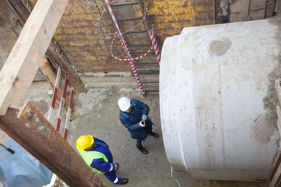 Pokaz odcinka kanalizacji zbudowanego z rur żelbetowych z okładziną PEHD o profilu jajowym – największych z oferty HABA-Beton. Fot. <a href='http://www.quality-studio.com' target='_blank'>Quality Studio</a> dla www.inzynieria.com