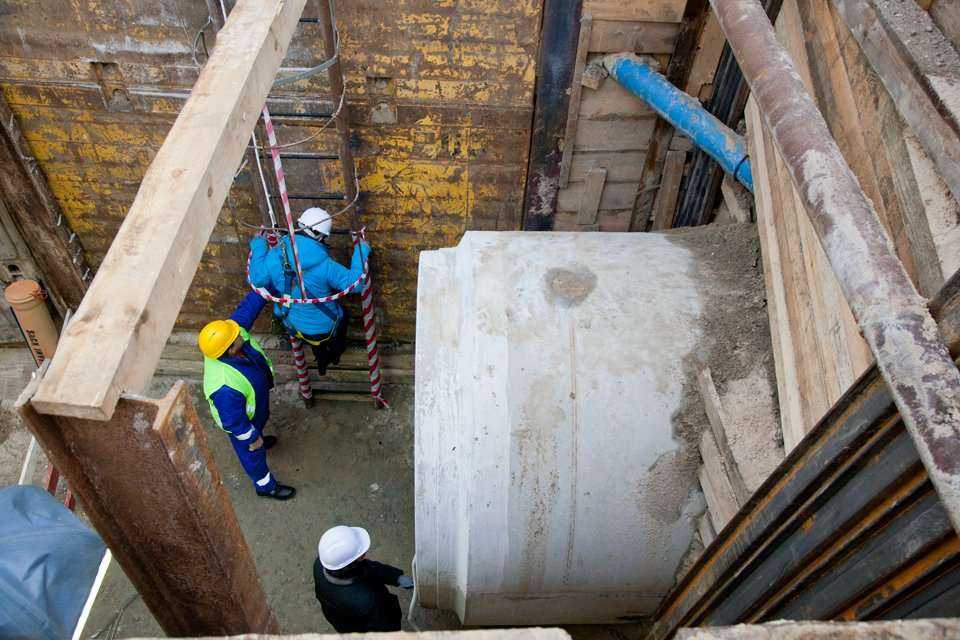 Pokaz odcinka kanalizacji zbudowanego z rur żelbetowych z okładziną PEHD o profilu jajowym – największych z oferty HABA-Beton. Fot. <a href='http://www.quality-studio.com' target='_blank'>Quality Studio</a> dla www.inzynieria.com