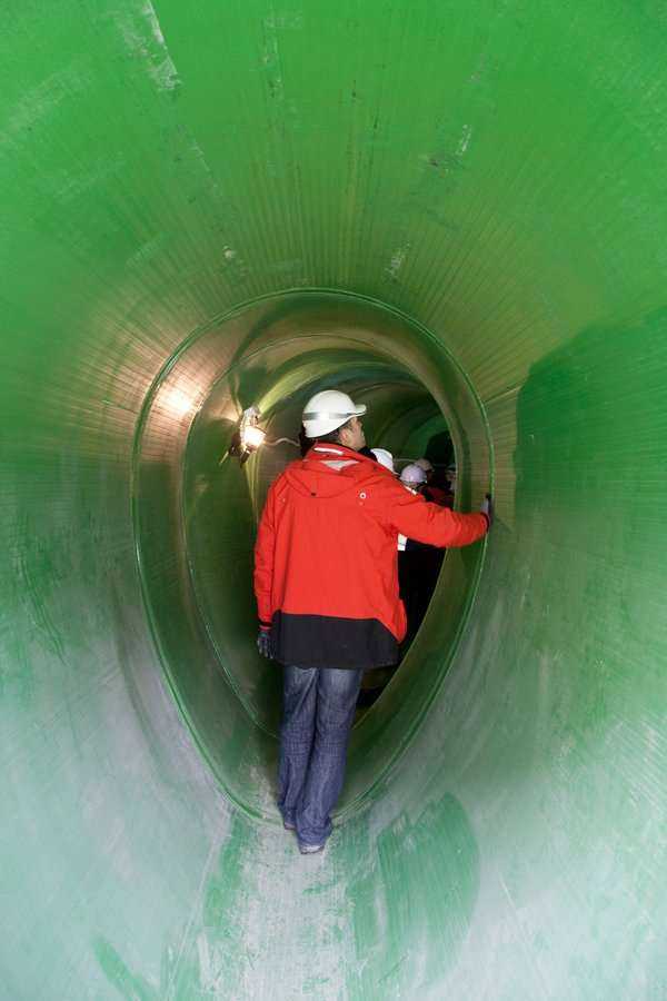 Pokaz odcinka kanalizacji zbudowanego z rur żelbetowych z okładziną PEHD o profilu jajowym – największych z oferty HABA-Beton. Fot. <a href='http://www.quality-studio.com' target='_blank'>Quality Studio</a> dla www.inzynieria.com