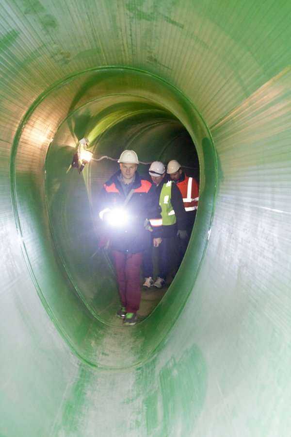 Pokaz odcinka kanalizacji zbudowanego z rur żelbetowych z okładziną PEHD o profilu jajowym – największych z oferty HABA-Beton. Fot. <a href='http://www.quality-studio.com' target='_blank'>Quality Studio</a> dla www.inzynieria.com