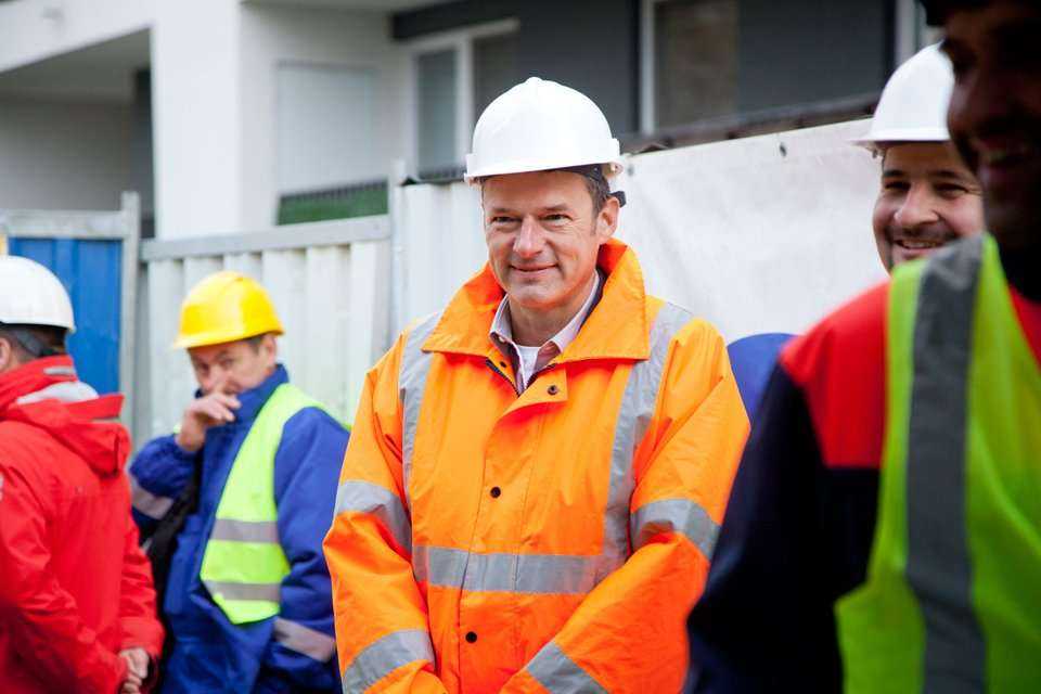 Pokaz odcinka kanalizacji zbudowanego z rur żelbetowych z okładziną PEHD o profilu jajowym – największych z oferty HABA-Beton. Na zdjęciu Dirk Hensel/HABA-Beton (w środku). Fot. <a href='http://www.quality-studio.com' target='_blank'>Quality Studio</a> dl