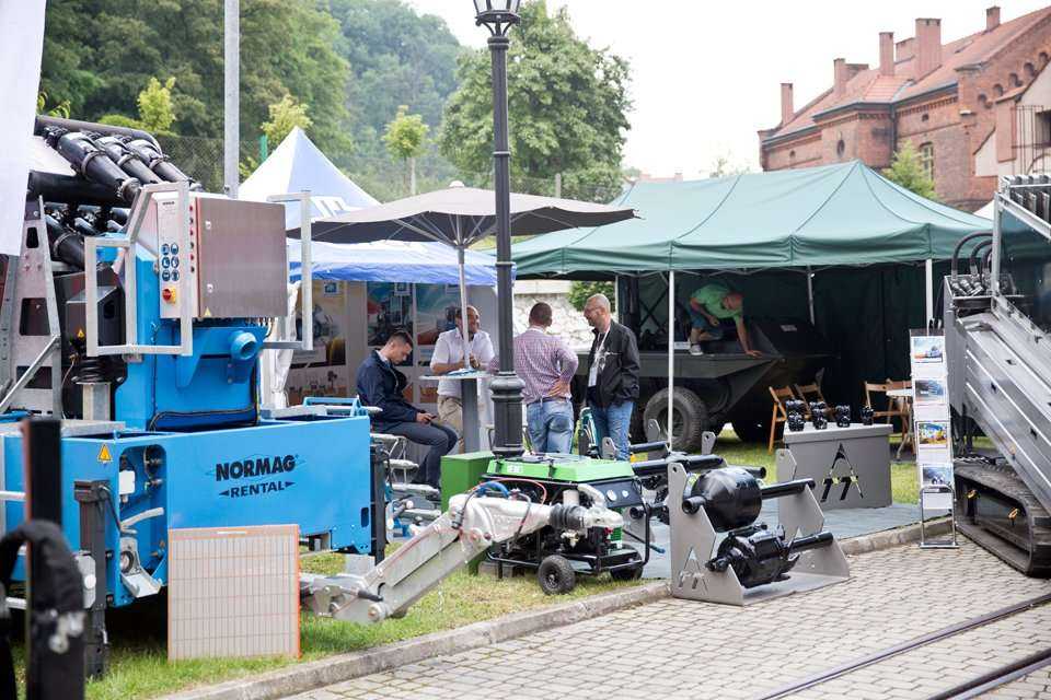 Wystawa zewnętrzna podczas konferencji 'Inżynieria Bezwykopowa 2016' / fot. <a href='http://www.quality-studio.com' target='_blank'>Quality Studio</a> dla www.inzynieria.com