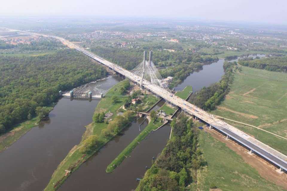 Most przez rzekę Odrę wraz z estakadami dojazdowymi. Fot. W. Kluczewski; archiwum GDDKiA O/Wrocław