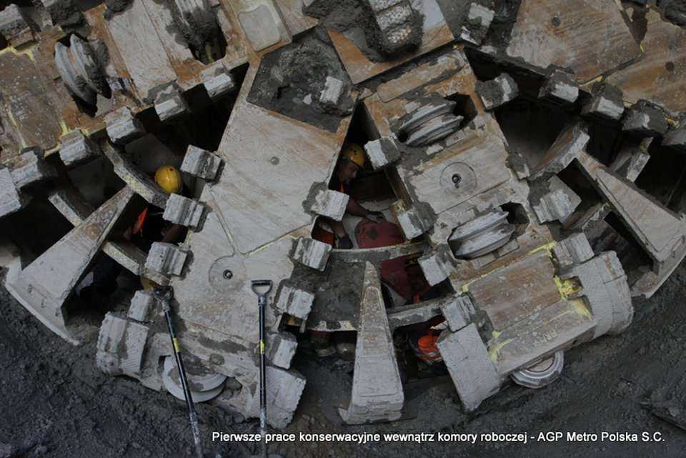Przegląd techniczny obu tarcz TBM. Fot.  z archiwum AGP Metro Polska / stan na 06.09.2012 r.