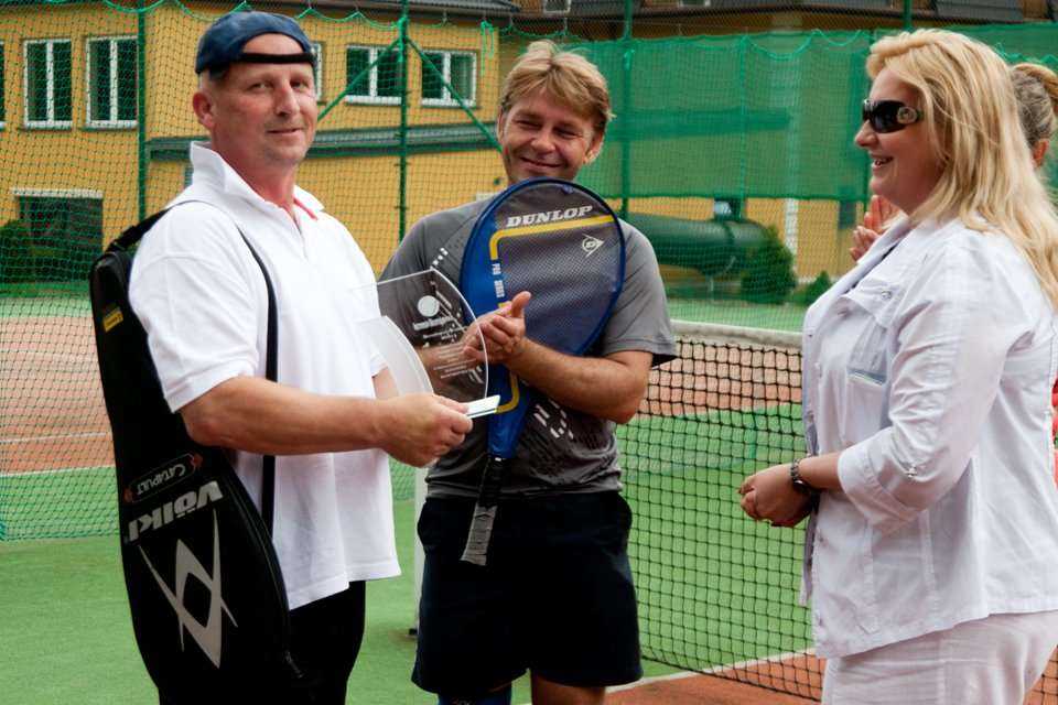 Robert Wójcik z firmy Per Aarsleff Polska sp. z o.o. z nagrodą za wygraną w turnieju,  Rafał Chart z firmy Insituform sp. z o.o. oraz Monika Socha-Kośmider z Wydawnictwa INŻYNIERIA sp. z o.o. Fot. Quality Studio dla www.inzynieria.com