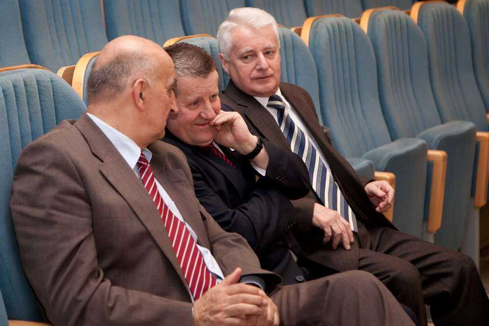 od lewej - JM Rektor AGH prof. dr hab. inż. Antoni Tajduś, Dziekan Wydziału Górnictwa i Geoinżynierii AGH prof. dr hab. inż. Piotr Czaja, Kierownik Katedry Geomechaniki, Budownictwa i Geotechniki AGH prof. dr hab. inż. Tadeusz Majcherczyk fot. Quality Stu