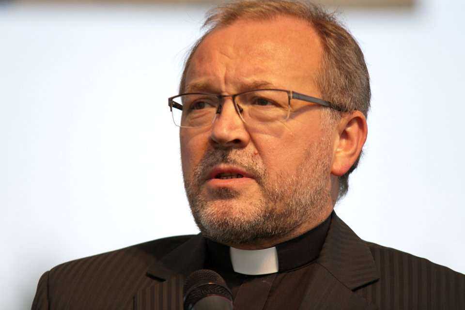 Otwarcie Spartakiady 2012 - Krajowy Duszpasterz Pracowników Wodociągów, Kanalizacji, Gospodarki Komunalnej i Ochrony Środowiska ks. Grzegorz Krząkała / fot. <a href='http://www.quality-studio.com' target='_blank'>Quality Studio</a> dla www.inzynieria.com