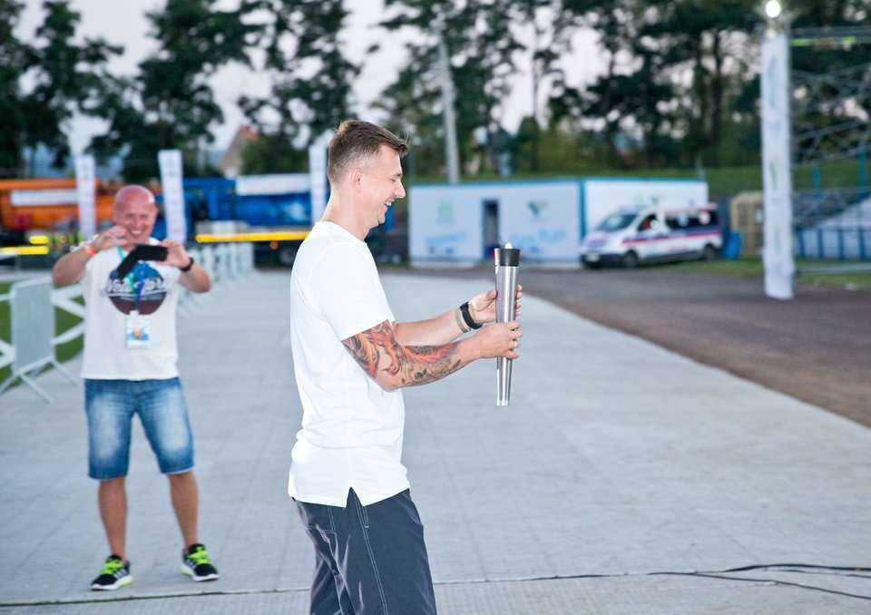 Oficjalne otwarcie spartakiady, Krzysztof Ignaczak zapala znicz /  / fot. <a href='http://www.quality-studio.com' target='_blank'>Quality Studio</a> dla www.inzynieria.com