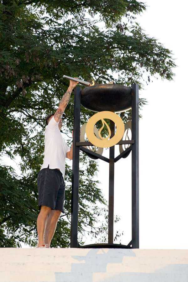 Oficjalne otwarcie spartakiady, Krzysztof Ignaczak zapala znicz / fot. <a href='http://www.quality-studio.com' target='_blank'>Quality Studio</a> dla www.inzynieria.com