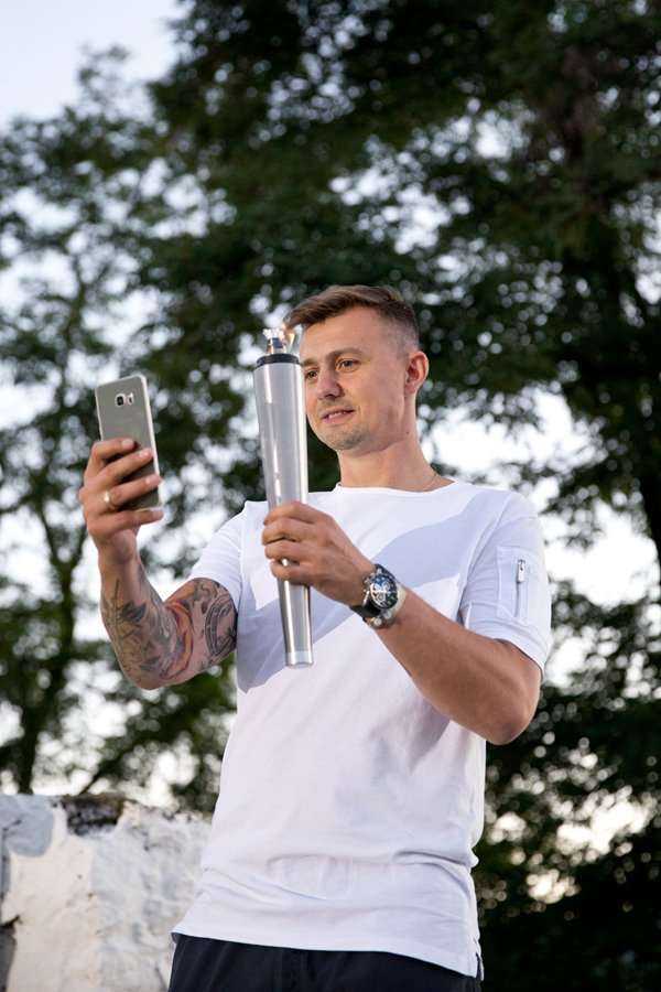 Oficjalne otwarcie spartakiady, Krzysztof Ignaczak zapala znicz / fot. <a href='http://www.quality-studio.com' target='_blank'>Quality Studio</a> dla www.inzynieria.com