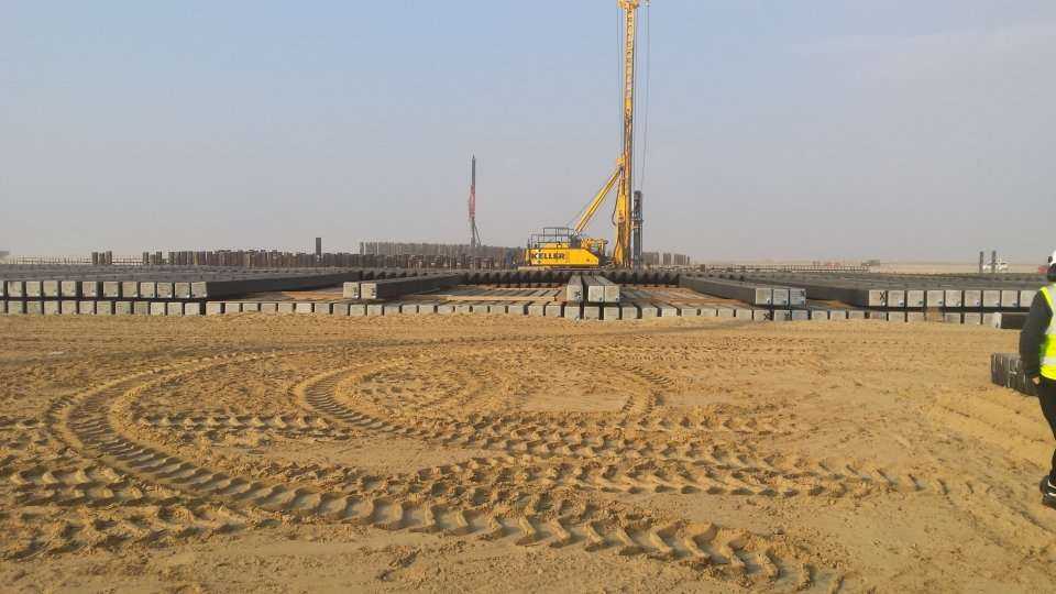 W zachodnim Kazachstanie firma Keller podjęła się wykonania robót palowych na niespotykaną skalę. Zadanie, które jest aktualnie realizowane, obejmuje dostawę i wbicie około 35 000 pali prefabrykowanych o przekroju 40 x 40 cm oraz długości od 12 do 16 m. J