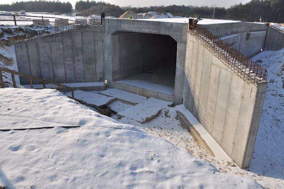 Przejście podziemne po lewej stronie rzeki. Stan na luty 2012 / fot. Link PR