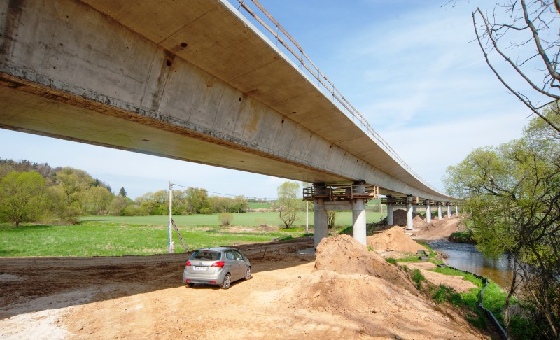 Jak przebiegało nasuwanie elementów 518-metrowej estakady?