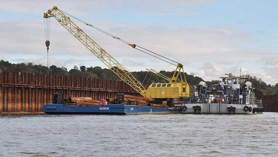 Montaż ściągów tymczasowych na wyspie. Stan na listopad 2011 / fot. Link PR