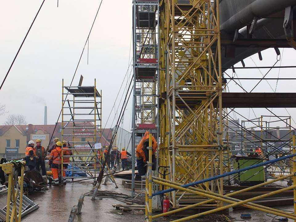 Podnoszenie stalowej konstrukcji mostu w Żywcu