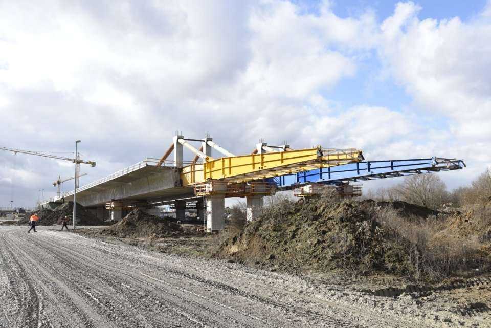 Nasuwanie mostu nad Widawą