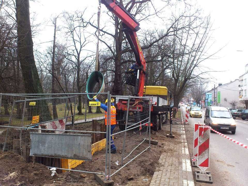 Pruszków: Realizowany na terenie Pruszkowa w latach 2012–2015 projekt był jednym z największych w historii firmy. Do renowacja blisko 12 km kolektorów głównych położonych w Paśmie Pruszkowskim zastosowano metodę reliningu. Renowacji chemią budowlaną poddano 235 studni i komór kanalizacyjnych, a technologię CIPP zastosowano do przyłączy kanalizacyjnych. 