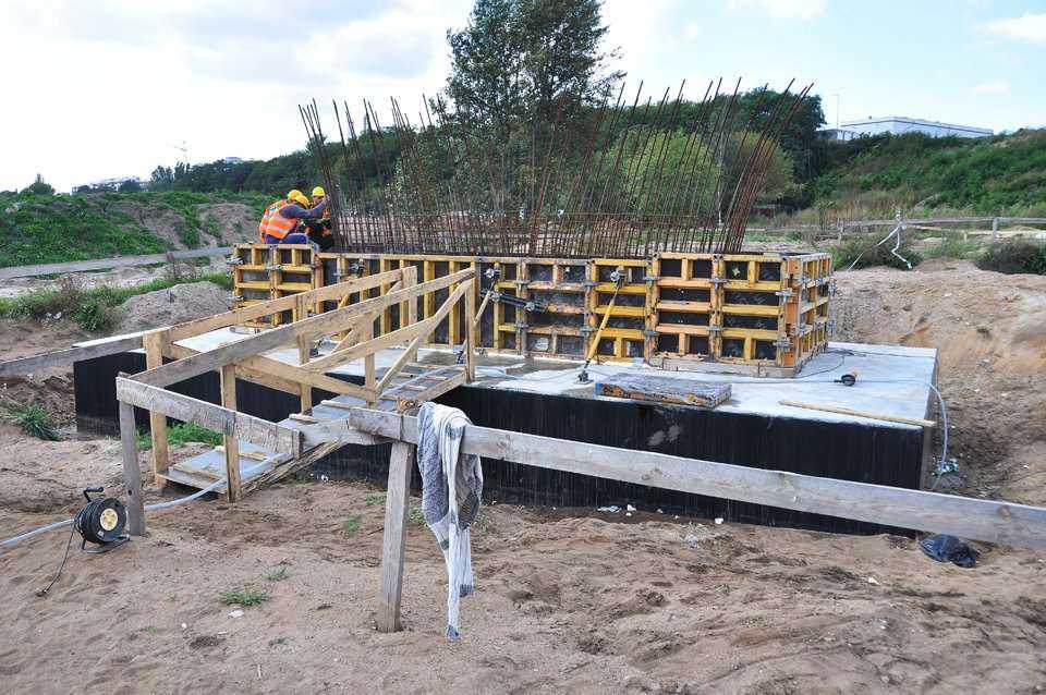 Przygotowania do betonowania II etapu ławy fundamentowej podpory P5. Stan na październik 2011 / fot. Link PR