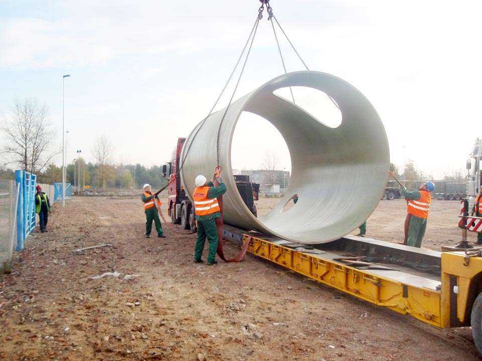 Przyjazd rur DN3800 na budowę rurociągów głównego obiegu wody chłodzącej. Fot. z archiwum Polonia PR s.c.