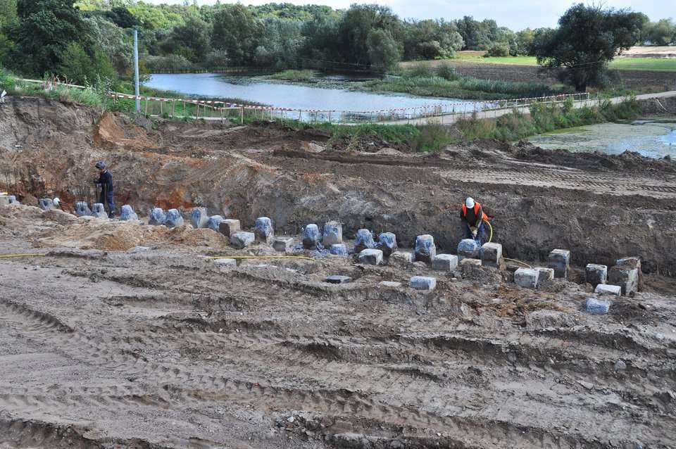 Rozkuwanie głowic pali na podporze P6. Stan na październik 2011 / fot. Link PR