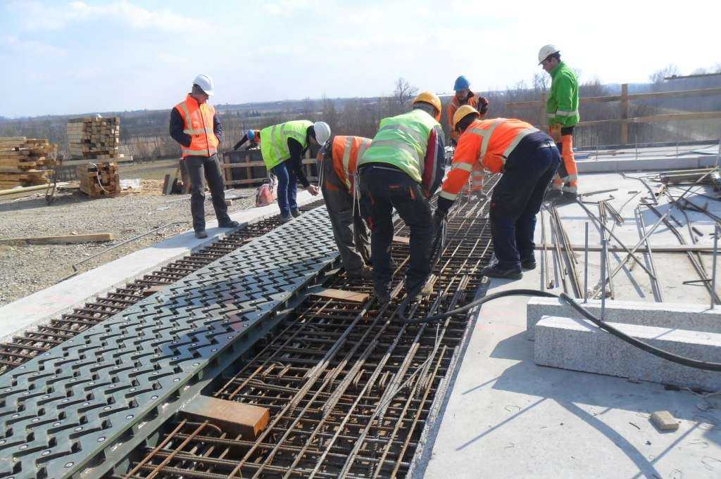 Wykonanie izolacji płyty ustroju i montaż dylatacji. Fot. Zarząd Dróg Wojewódzkich w Lublinie