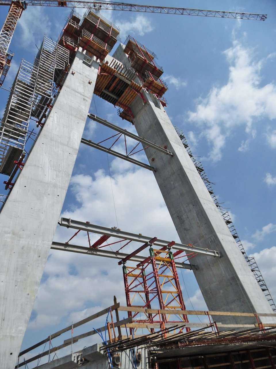 Budowa S7 od węzła Rybitwy (Christo Botewa) do węzła  Igołomska z przeprawą mostową przez Wisłę W Krakowie (kwiecień 2016 r.). Fot. www.s7botewaigolomska.pl