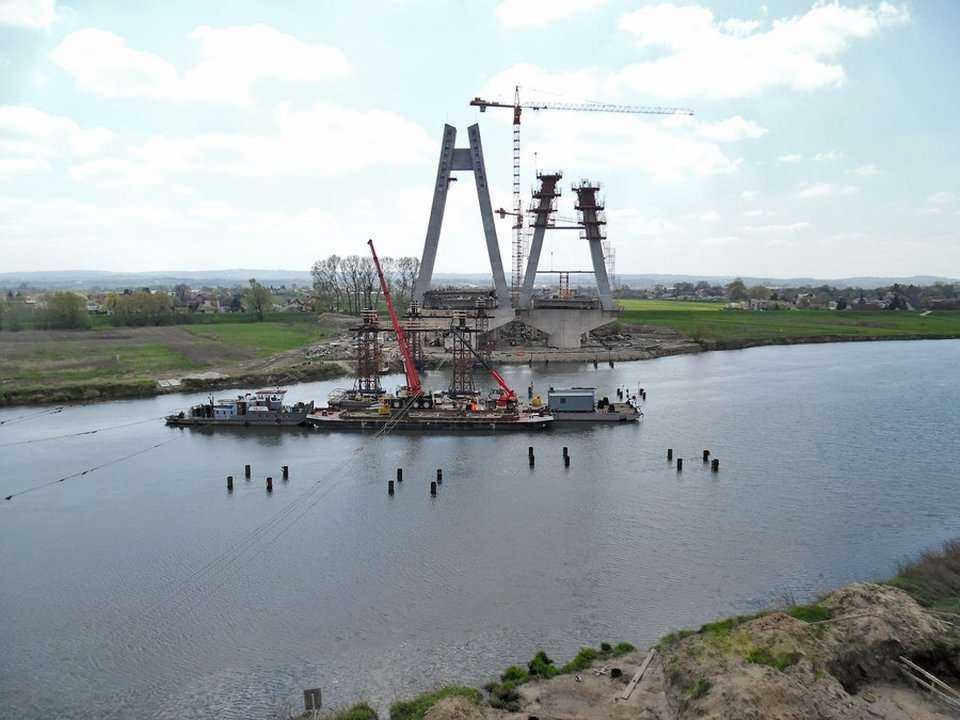 Budowa S7 od węzła Rybitwy (Christo Botewa) do węzła  Igołomska z przeprawą mostową przez Wisłę W Krakowie (kwiecień 2016 r.). Fot. www.s7botewaigolomska.pl