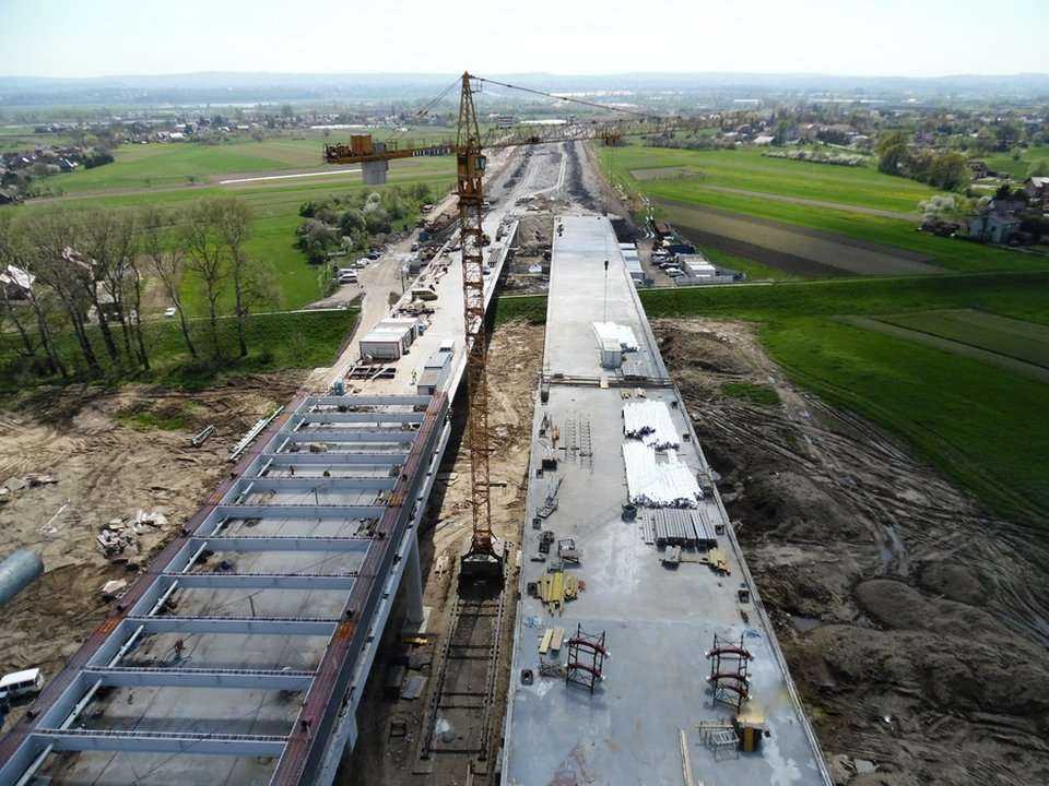 Budowa S7 od węzła Rybitwy (Christo Botewa) do węzła  Igołomska z przeprawą mostową przez Wisłę W Krakowie (kwiecień 2016 r.). Fot. www.s7botewaigolomska.pl