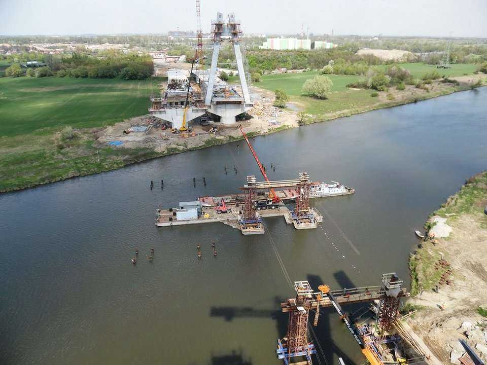 Budowa S7 od węzła Rybitwy (Christo Botewa) do węzła  Igołomska z przeprawą mostową przez Wisłę W Krakowie (kwiecień 2016 r.). Fot. www.s7botewaigolomska.pl