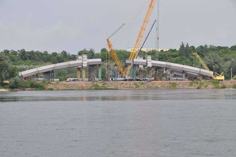 Scalone elementy łuków mostu. Stan na czerwiec 2012 / fot. Link PR