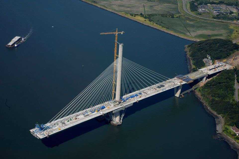 Najdłuższy most z trzema pylonami na świecie