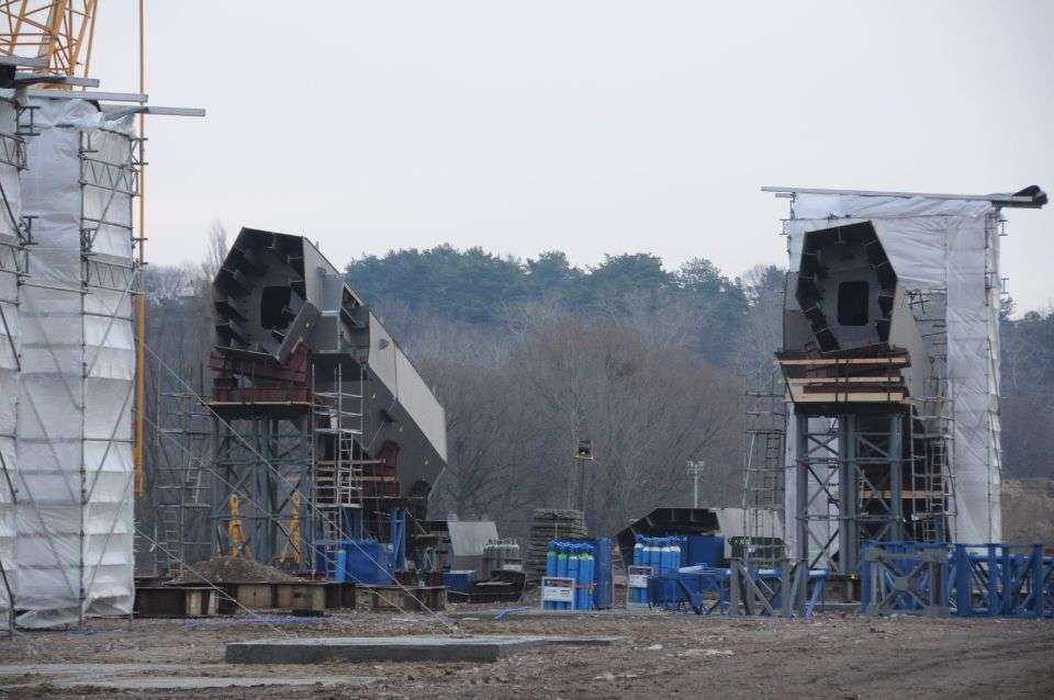Stalowe elementy łuków mostu. Stan na grudzień 2011 / fot. Link PR