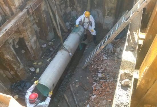 Tomaszów Mazowiecki: W marcu 2015 r. z sukcesem zakończona została renowacja kanałów sanitarnych, które w dużej mierze przebiegały na terenie tomaszowskich „Niebieskich źródeł”. Jedną z trudności, z którą musiał sobie poradzić wykonawca, był wysoki poziom wód gruntowych. Na potrzeby tej realizacji  wykorzystano kilka metod bezwykopowej renowacji: rękawy CIPP utwardzane promieniami UV, kraking statyczny, w ramach którego instalowano krótkie moduły rurowe oraz panele (o średnicach od DN800 do DN1200) i rury GRP (DN300-DN1000). 