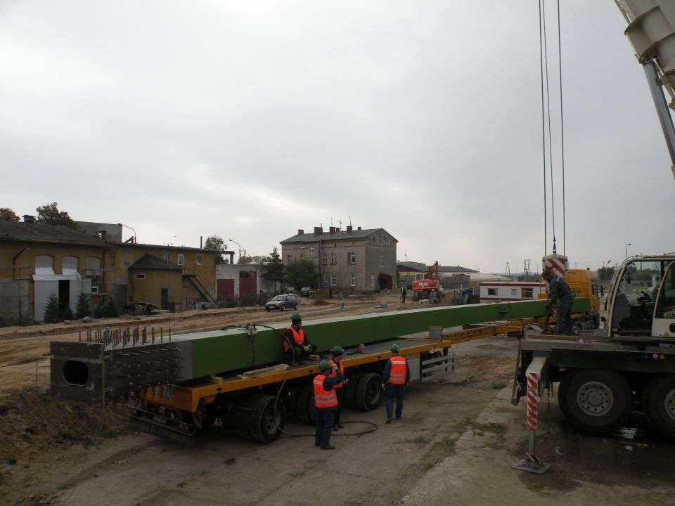 Przygotowania do montażu mostu stalowego w Darłowie nad Wieprzą. Fot. z archiwum Promostal