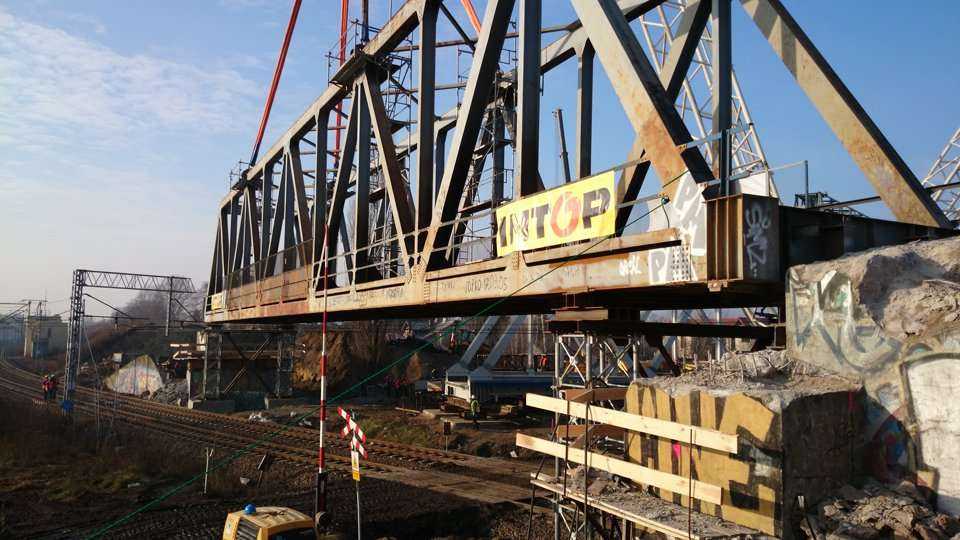 Ponad 190-tonowy wiadukt kolejowy