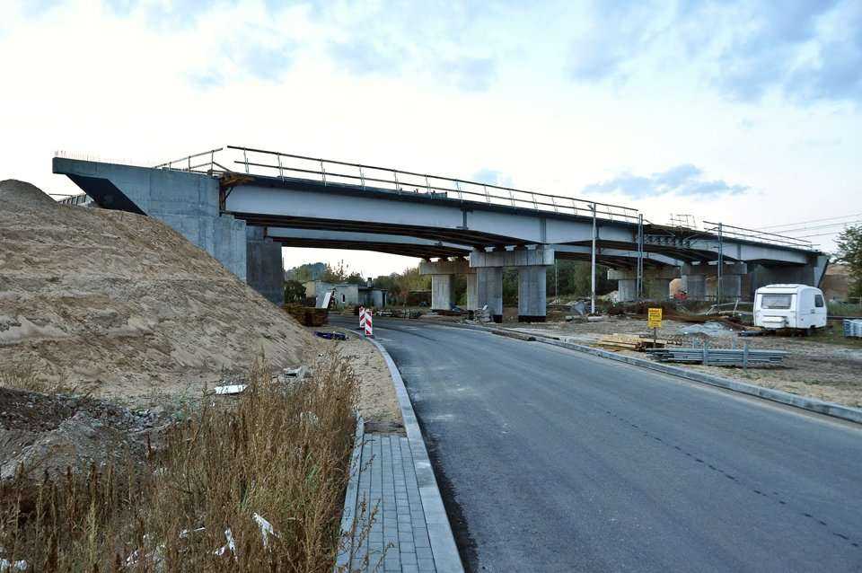 Wiadukt kolejowy od strony ul. Lipnowskiej. Stan na październik 2012 / fot. Link PR