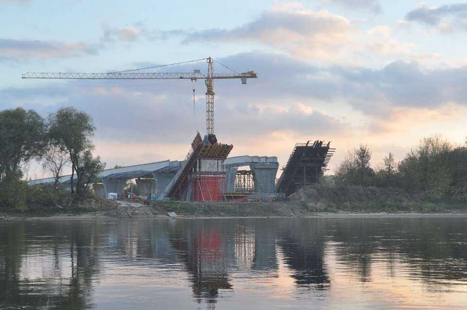 Widoczne postępy w budowie nowego mostu. Stan na październik 2012 / fot. Link PR