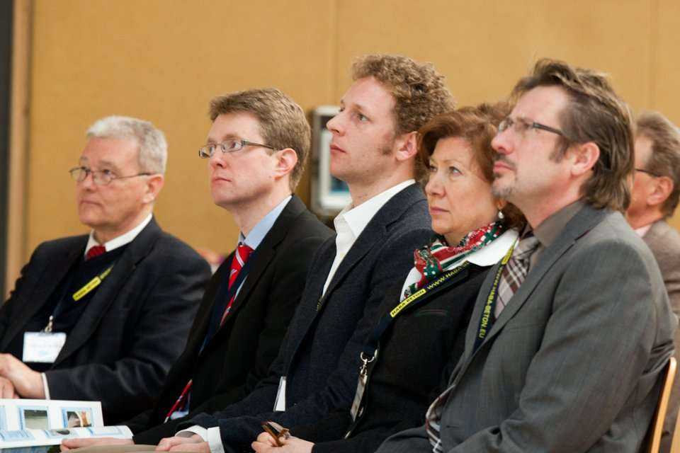 Dipl.-Ing Wilhelm Niederehe, stowarzyszenie FBS, 
Carsten Rieck, Robert Spang, Gisela Bartlechner, Właściciel firmy HABA-Beton, Prezes Johann Bartlechner podczas obrad seminaryjnych. Fot. www.inzynieria.com