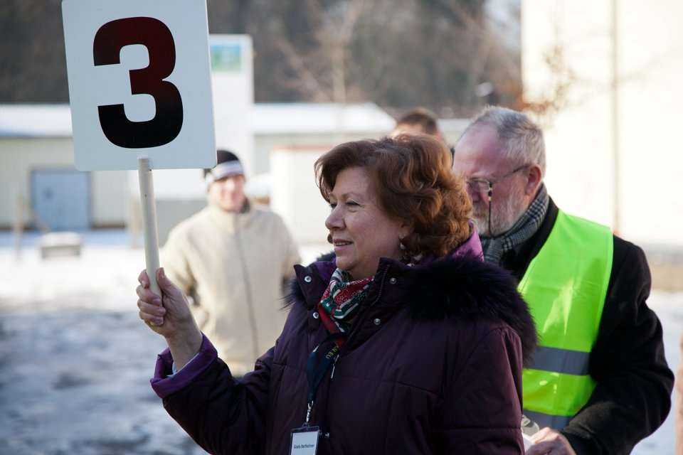 Gisela Bartlechner podczas wycieczki po fabryce. Fot. www.inzynieria.com.
