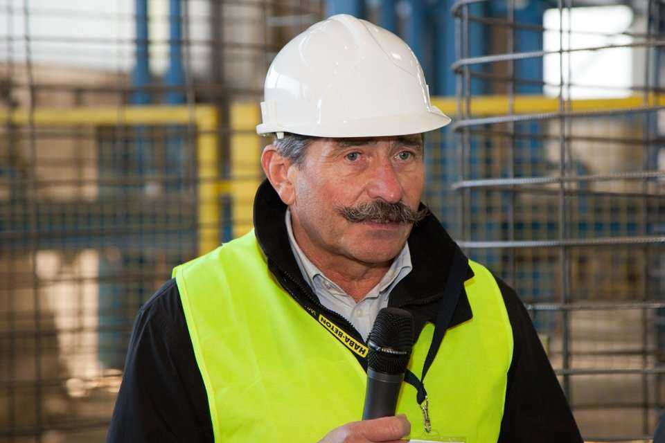 Herman Bauer, HABA-Beton, podczas wycieczki po fabryce. Fot. www.inzynieria.com