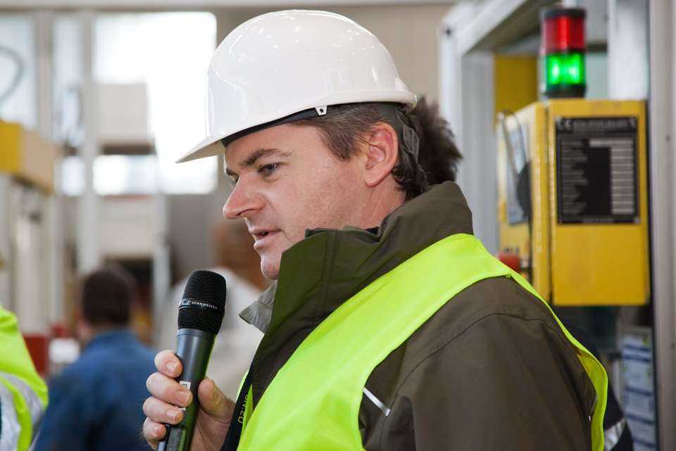 Peter Maier, HABA-Beton, podczas wycieczki po fabryce. Fot. www.inzynieria.com