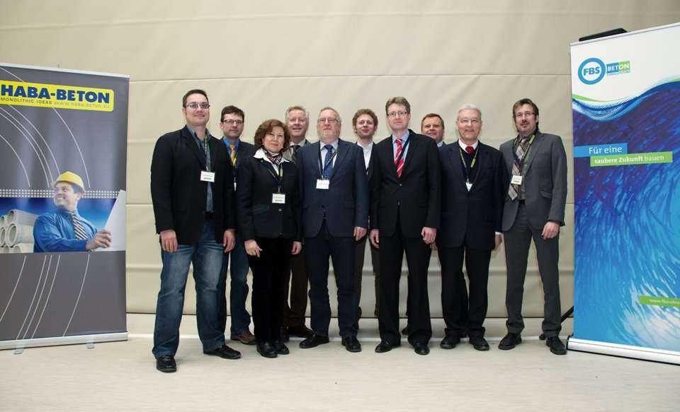Właściciele firmy HABA-Beton, pracownicy oraz wykładowcy seminarium. Fot. www.inzynieria.com