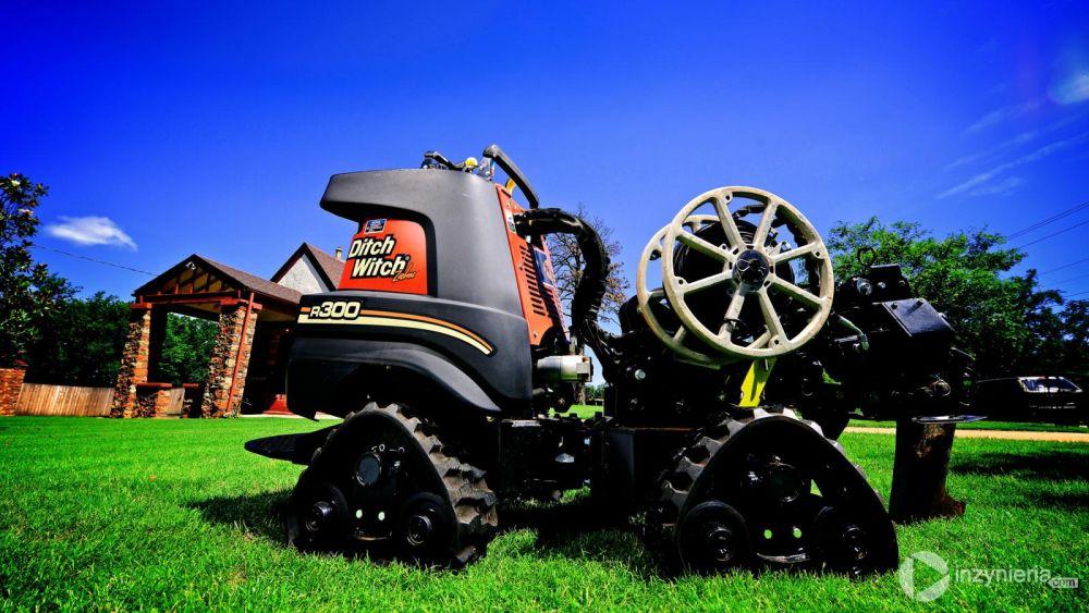 Uczestnicy czerwcowej konferencji będą mogli też z bliska zobaczyć wielofunkcyjne urządzenie Zahn, które posiada łańcuch kopiący, pług wibracyjny i silnik Kohler® o mocy 30 hp (22,4 kW), a także umożliwiający całodzienną pracę bez tankowania zbiornika paliwa o pojemności 41,6 l. Ponadto zmienne wygięcie ostrza umożliwia dostosowanie kąta krawędzi wiodącej ostrza do warunków gruntowych. Zahn posiada również funkcję kontroli trakcji modułu napędowego, zapewniającą dodatkowy uciąg i jazdę po miękkim gruncie z jak najmniejszym poślizgiem.

