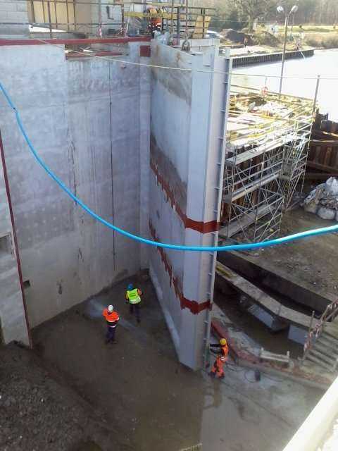 Montaż wrót śluzy na Kanale Gliwickim